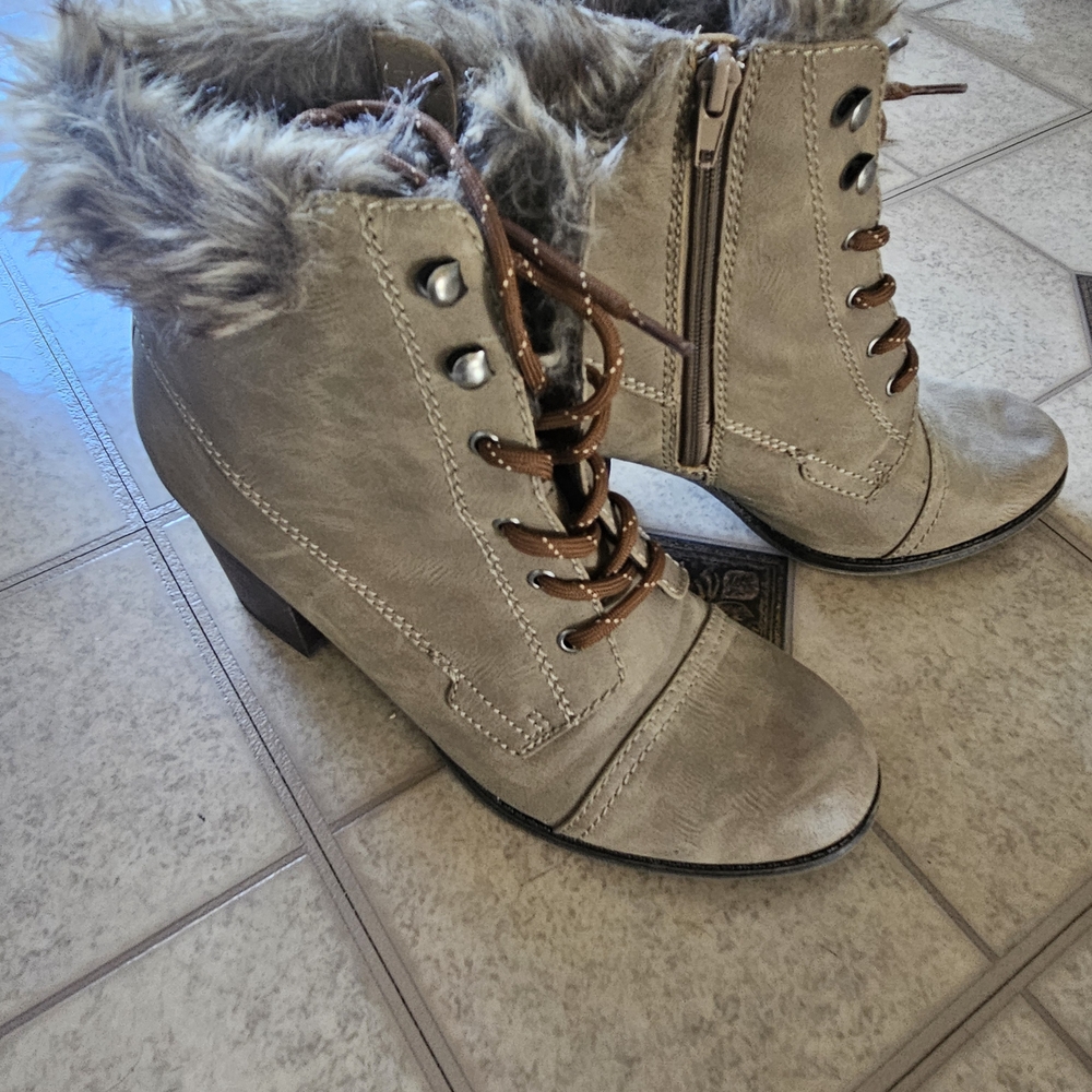 Stylish Tan Ankle Boots with Faux Fur Lining